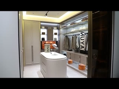 Modern akıllı dolapta yürür.