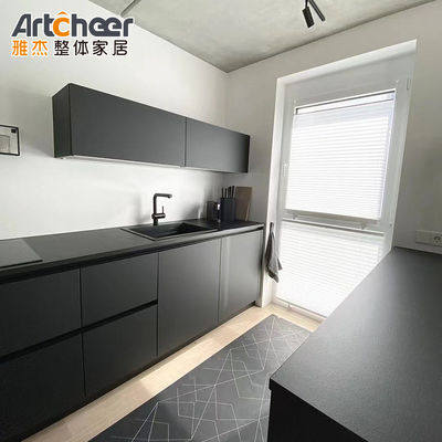 Modern Mutfak Mobilyaları Tasarımı Kapı Halkası ve Bulaşık Kurutma Rağı ile Etkileyici Dolaplar