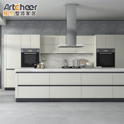 Modern Avrupa Tarzı Ahşap Kapılar ve Mermer Üstüyle İtalyan Laker Mutfak Dolabı