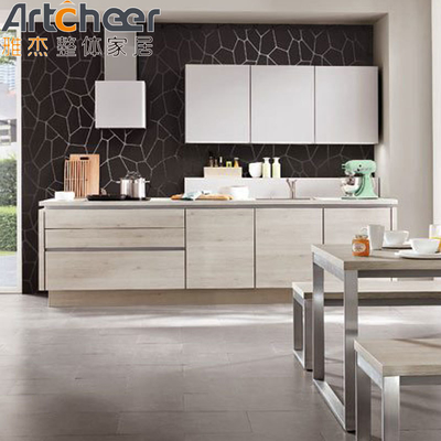 Malezya Parlak Mutfak Birimleri Laminated Finish ve Katı Ahşap Kapı Paneli ile Dolaplar